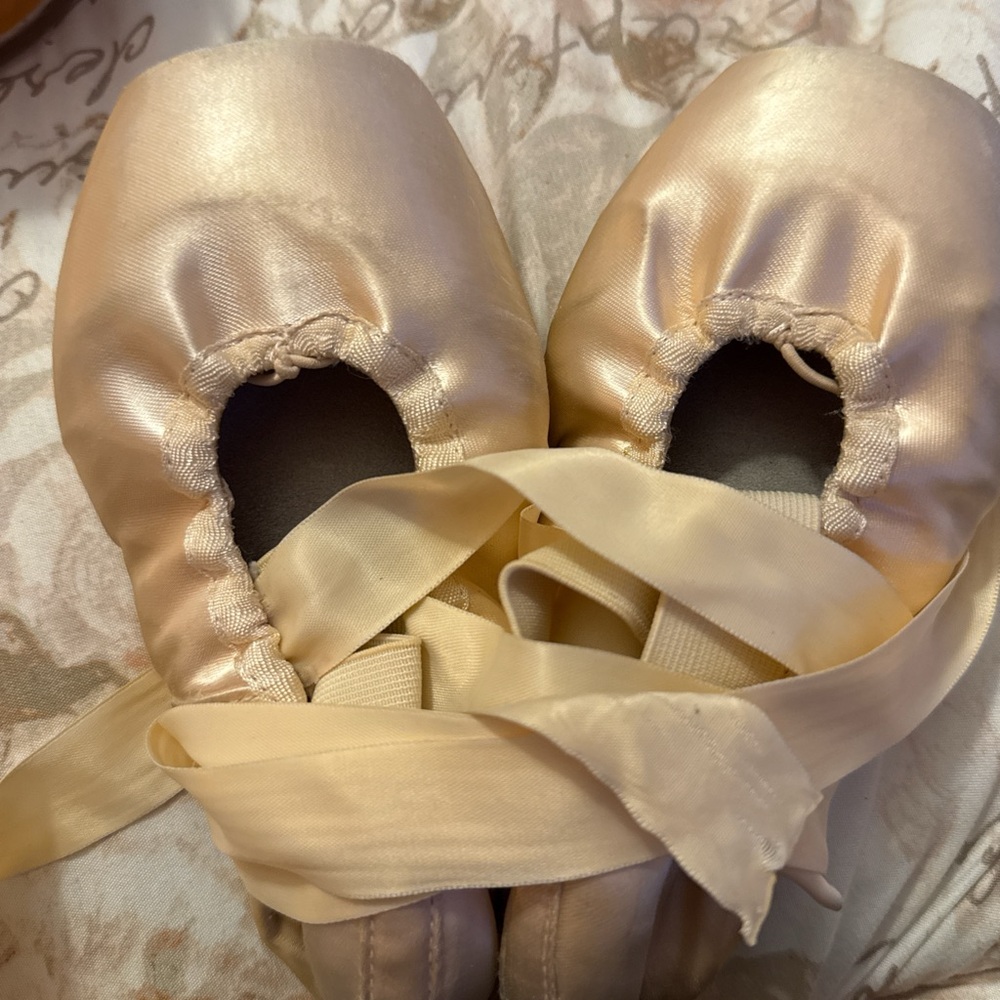 Bloch Satin Ballet Pointe Shoes - Cream